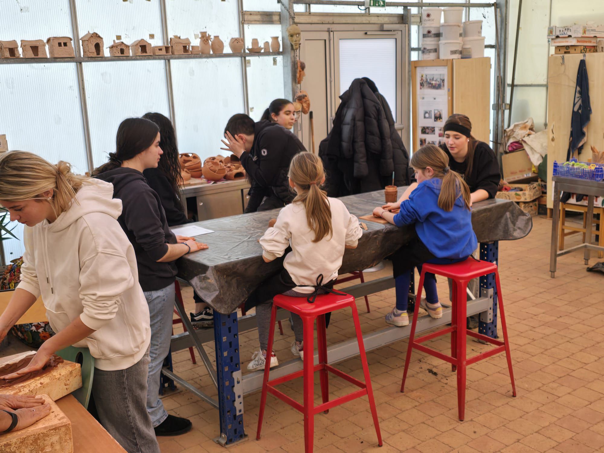 les enfants apprennent les techniques de base de la poterie grâce à nos éléves de CAP SAPVER