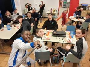 les internes du Campus SAint-Antoine partagent un moment convivial autour d'une raclette.
