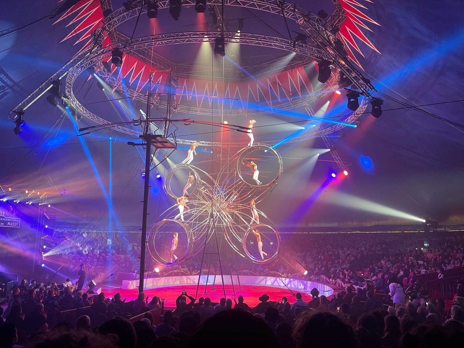 Numéro du Festival international du Cirque de mAssy. Les élèves du Campus Saint-Antoine sont impresionnés