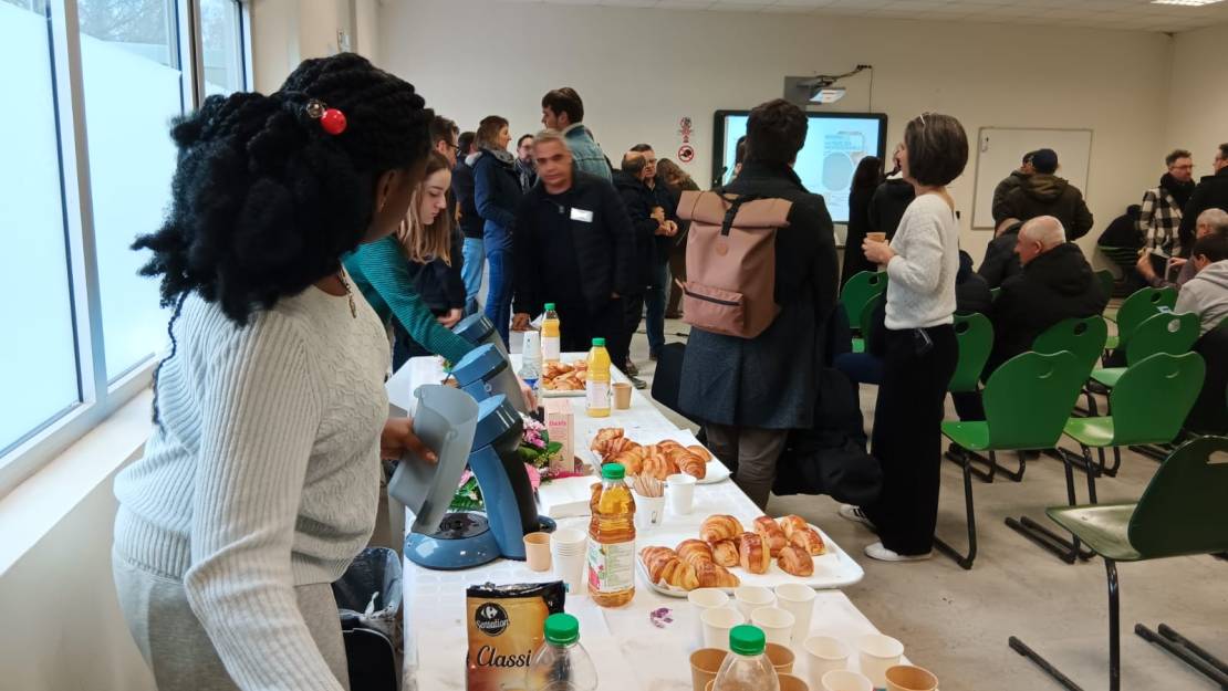 les élèves du Campus Saint-Antoine servent le café aux professionnels