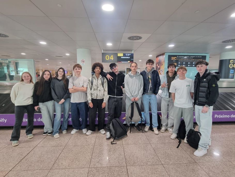 les élèves prennent l'avion direction Barcelone dans le cadre du projet ERASMUS+