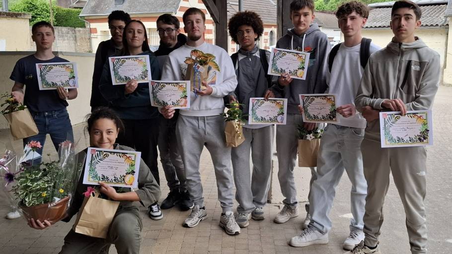 les jeunes ayant remporté le concours de reconnaissance des végétaux ont reçu un diplome et une petite plante en cadeau