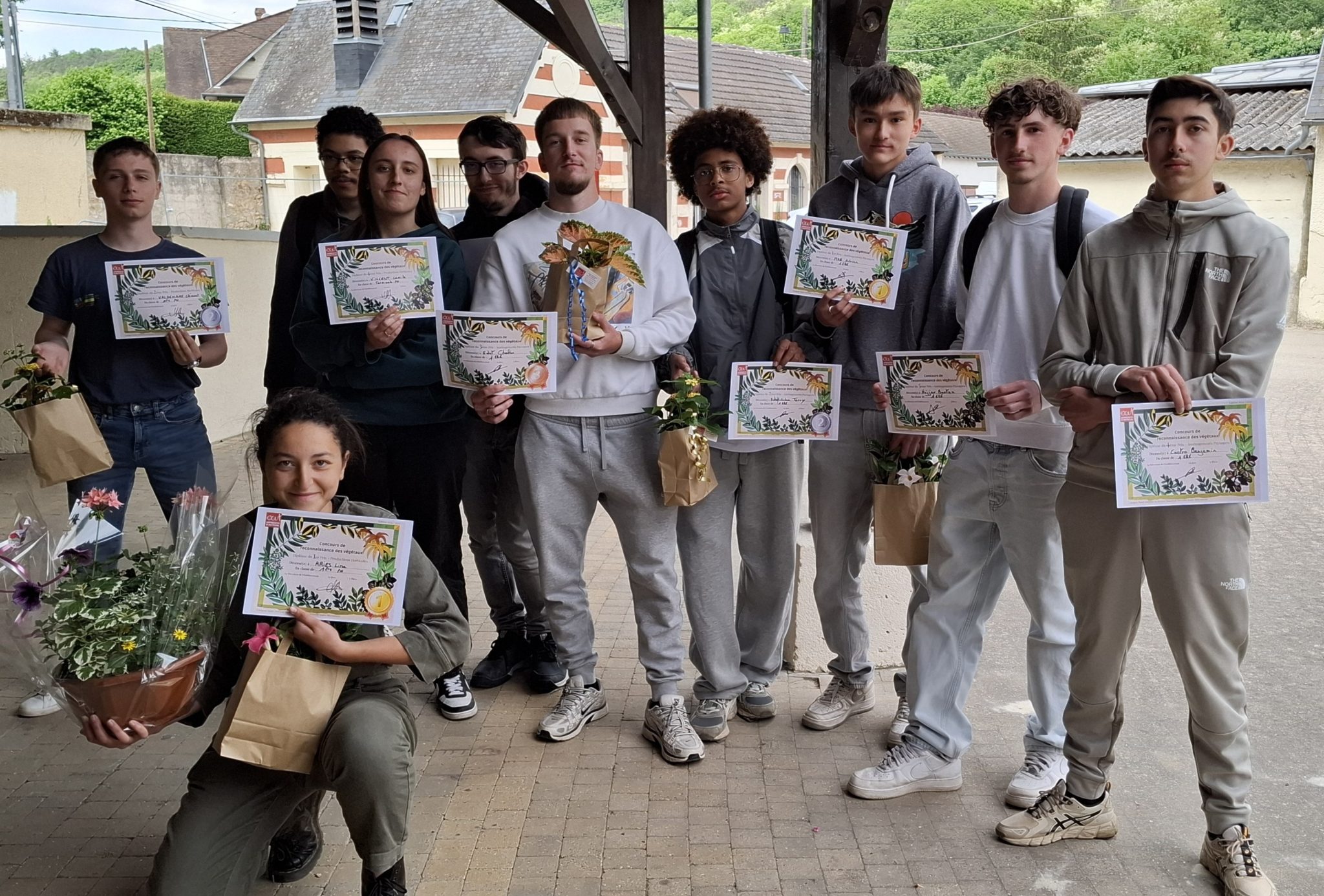 les jeunes ayant remporté le concours de reconnaissance des végétaux ont reçu un diplome et une petite plante en cadeau