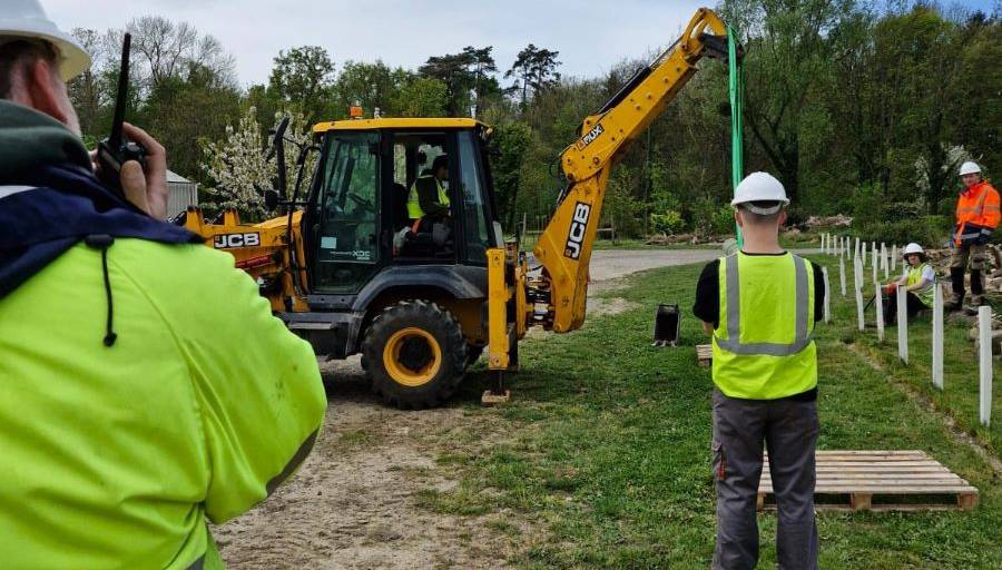 un élève accompagné de son formateur se prépare au passage du CACES