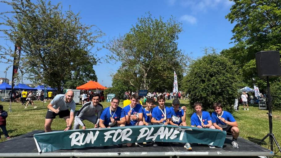 les jeunes posent après avoir couru "run for the planet"