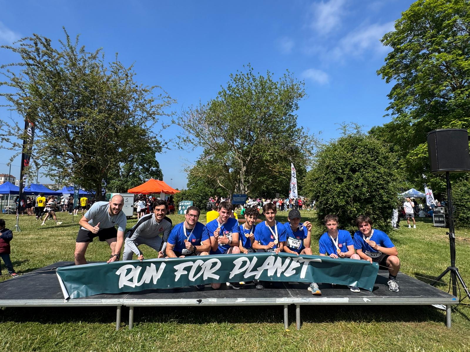 les jeunes posent après avoir couru "run for the planet"