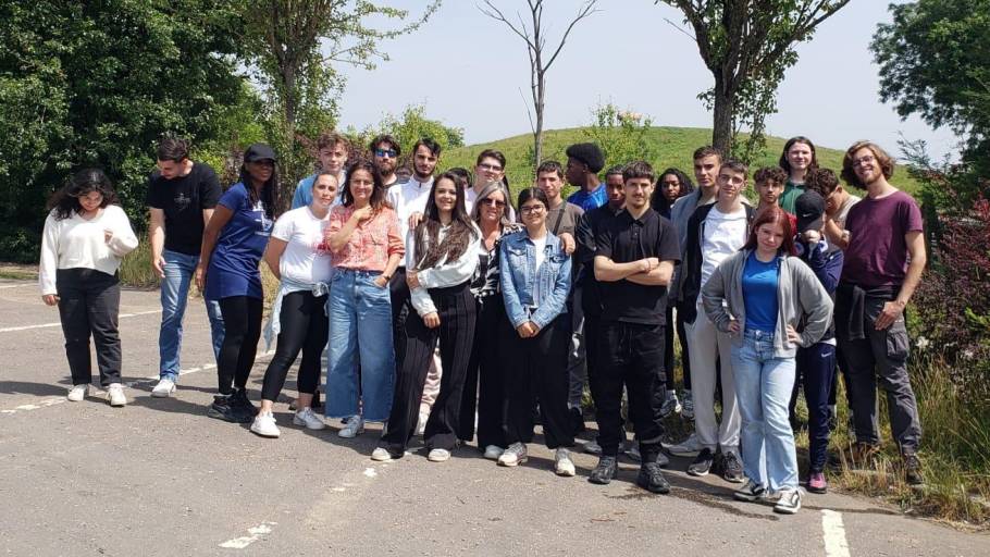 les jeunes en CAPa 2ème année posent devant l'entrée du zoo de Thoiry
