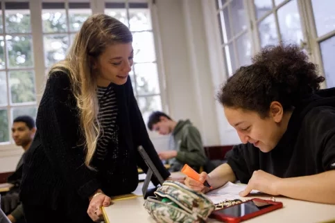 Une élève de Saint-Antoine en classe de seconde Conduite de production horticole en cours de physique-chimie