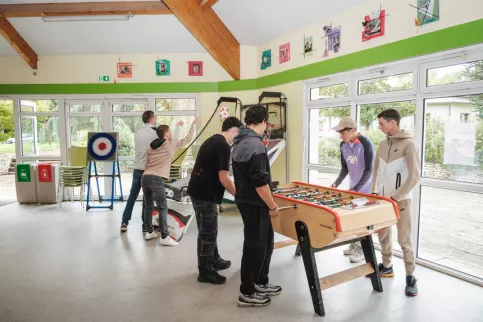 Les jeunes du campus Saint-Antoine jouent à des jeux dans l'internat