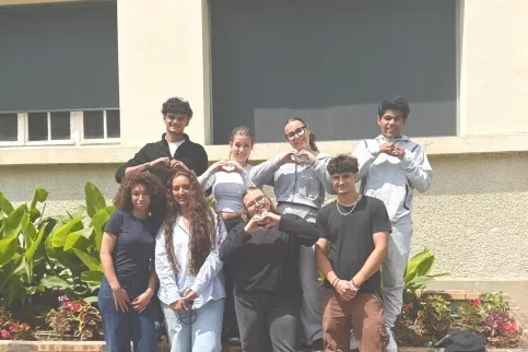 les élèves posent pour la photo