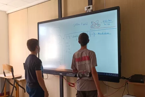 deux élèves de 3ème révisent les mathématiques pendant le temps de remédiation