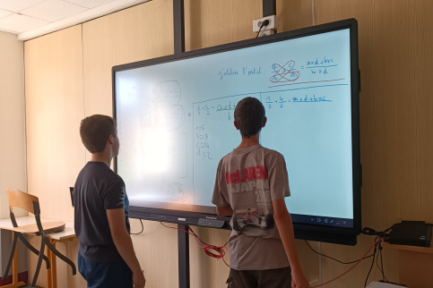 deux élèves de 3ème révisent les mathématiques pendant le temps de remédiation