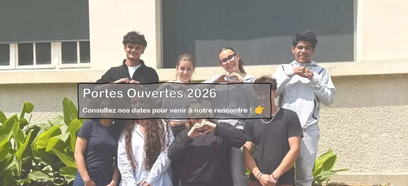 jeunes du lycée posent et font un coeur avec leurs mains