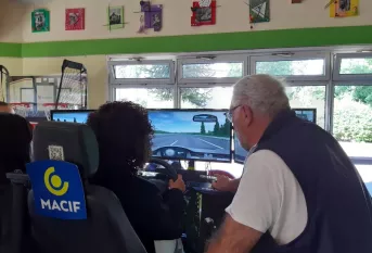 un élève conduit sur simulateur