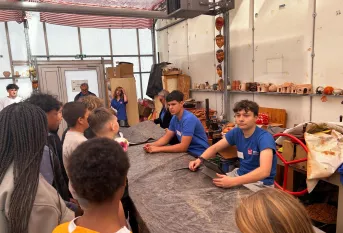 les jeunes du campus expliquent leur métier, leur formation aux collègiens du secteur