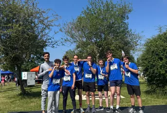 les jeunes ont couru pour soutenir des projets écologiques. Ils posent tous ensemble après la course