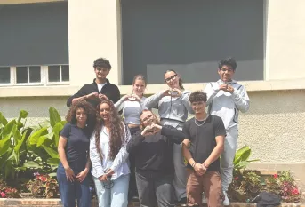 les élèves posent pour la photo