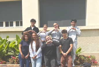 les élèves posent pour la photo