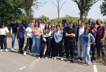 les élèves en CAPa 2ème année posent devant l'entrée du zoo 