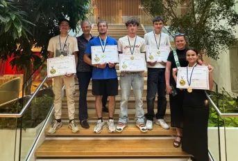 les jeunes posent avec leur médaille d'or et leur diplome