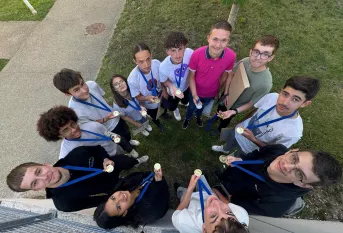les élèves médaillés au concours MAF posent avec leurs médailles