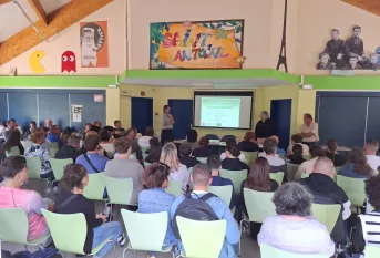 les jeunes et les parents des classes de 3ème participent à la réunion de rentrée