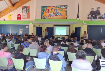 les jeunes et les parents des classes de 3ème participent à la réunion de rentrée