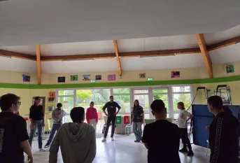 les jeunes de 3e sont en cercle pour faire un jeu de cohésion