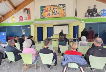 les éducateurs présentent les règles de vie à l'internat