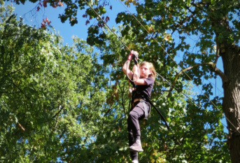 un élève fait de l'accrobranche