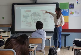 l'intervenante d'ASMAE sensibilise les jeunes au harcèlement