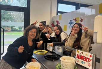 les jeunes, dans une ambiance festive et de Noel, sont à la cantine du Campus Saint-Antoine. Ils encouragent les personnes qui trient leurs déchets.