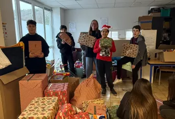 les collégiens de la classe de 4ème emballent les cadeaux récoltés pour les enfants de la MECS
