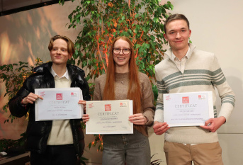 trois jeunes posent avec leur diplôme du BAC