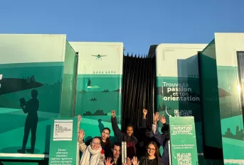 jeunes au camion de l'aventure du vivant