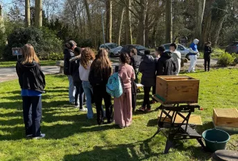 les collégiens écoutent les explications d'Alexandre sur l'apiculture