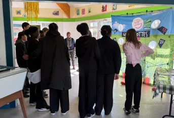 les collégiens participent au jeu du lancé de bottes et récoltent des informations sur les métiers agricoles