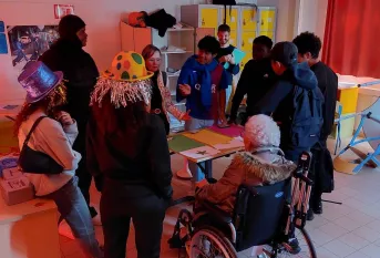 un groupe intergénérationnel participe à une activité organisée par les élèves en SAPVER du Campus Saint-Antoine