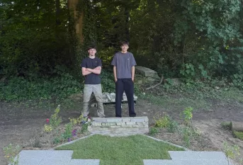 Bastien et Adrien, les deux médaillés d'or au concours MAF posent devant leur réalisation