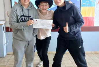 3 élèves de la classe 4ème du Campus Saint-Antoine de Marcoussis posent avec un chèque qu'ils ont ensuite remis à l'association ASMAE dans le cadre de l'action Bol de riz.