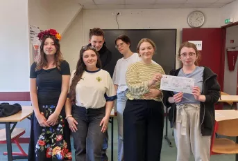 5 élèves de la classe CAPa SAPVER du Campus Saint-Antoine de Marcoussis posent avec un chèque qu'ils ont remis à la représentante de l'association ASMAE dans le cadre de l'action Bol de riz.