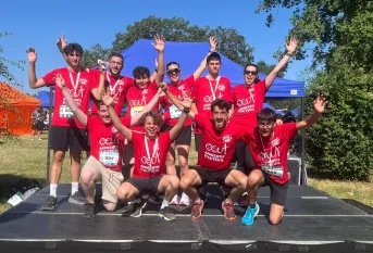 l'équipe Run Saint-Antoine (composée de jeunes internes et d'éducateurs) pose pour la photo. Ils sont vêtus de tee-shirt rouge au logo d'apprentis d'Auteuil
