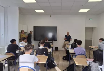 classe des BTSA AP. les jeunes sont assis dans une salle de classe et écoutent les explications de leurs professeurs.