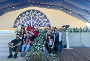 les BP fleuristes de Marcoussis posent à coté de leurs compositions florales, sur la scène qui servira à la Messe du Pape le 26/09/2026