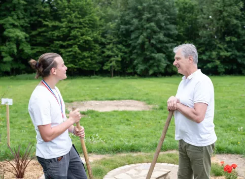 Un jeune en formation aménagements paysagers discute avec son professeur technique 