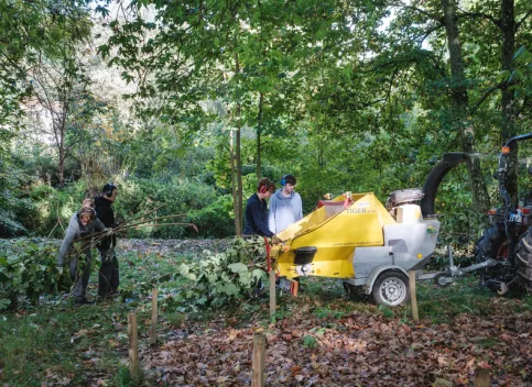 Deux jeunes en formation en train de travailler dans les jardins du campus