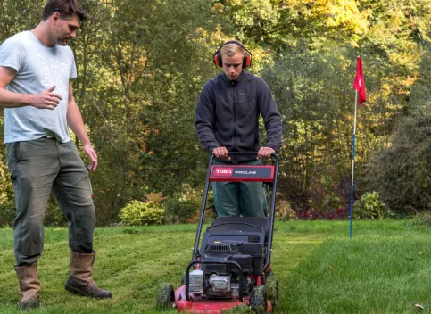 "Entretenir le green, cela fait partie de notre formation en aménagements paysagers."