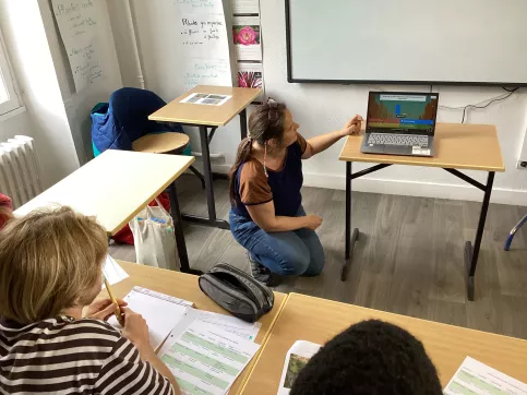 Nathalie explique son projet aux jeunes