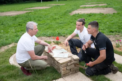 Deux jeunes du campus avec leur professeur technique en Aménagement paysager