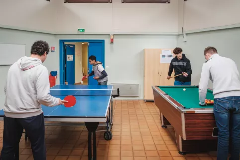 Les jeunes du campus en train de jouer au billard et au ping pong